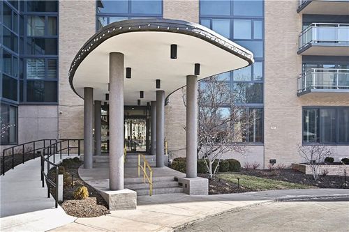 apt-610-4545 Wornall Rd, Kansas City, MO, 64111-3209 | Card Image