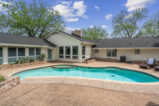 Area surrounding the pool can accommodate numerous tables and chairs | Image 6