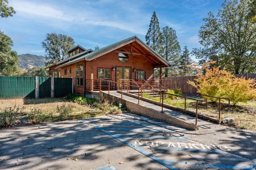 10185 East Rd, Redwood Valley, CA, 95470-9728 | Card Image