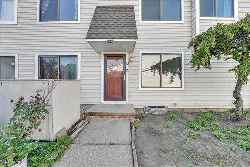 5520 Bretton Ct, Willoughby, OH, 44094-3204 | Card Image