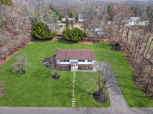 8 Hampton Rd, Airmont, NY, 10901-7138 | Card Image