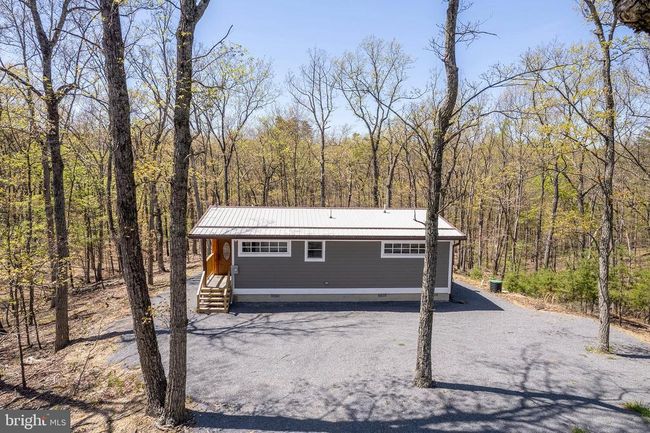 275 Oak Forest Ln, House other with 2 bedrooms, 2 bathrooms and null parking in BERKELEY SPRINGS WV | Image 4