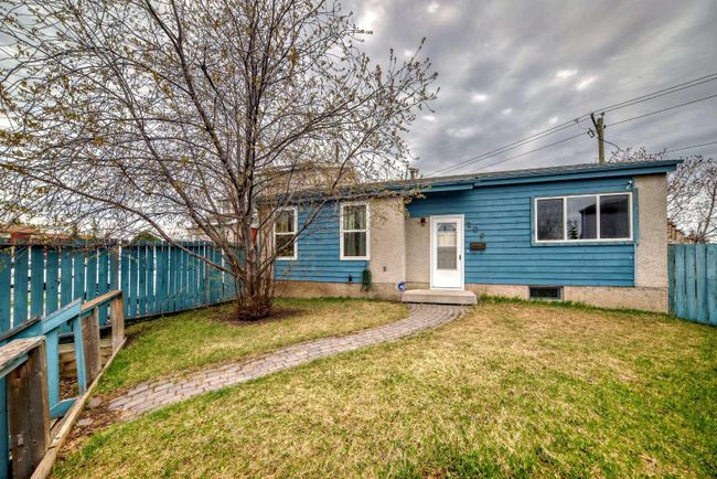 206 Pensville Close Se, Home with 3 bedrooms, 1 bathrooms and 2 parking in Calgary AB | Image 2