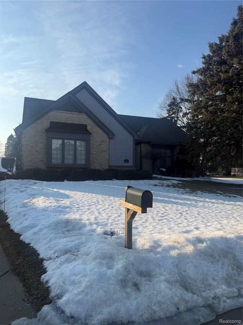 1446 Vistaview Dr, Rochester Hills, MI, 48306-4355 | Card Image
