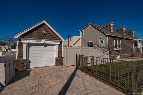 388 Forest Ave, Massapequa, NY, 11758-5111 | Card Image