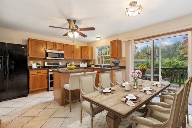 927 Castlegate Cir, House other with 3 bedrooms, 3 bathrooms and 2 parking in Greensburg PA | Image 4