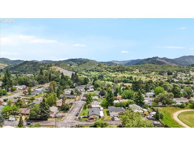 744 Ne Craig St, House other with 4 bedrooms, 3 bathrooms and 2 parking in Myrtle Creek OR | Image 33