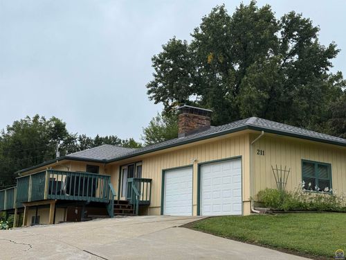 211 Meadowlark Ln, Ozawkie, KS, 66070-9506 | Card Image