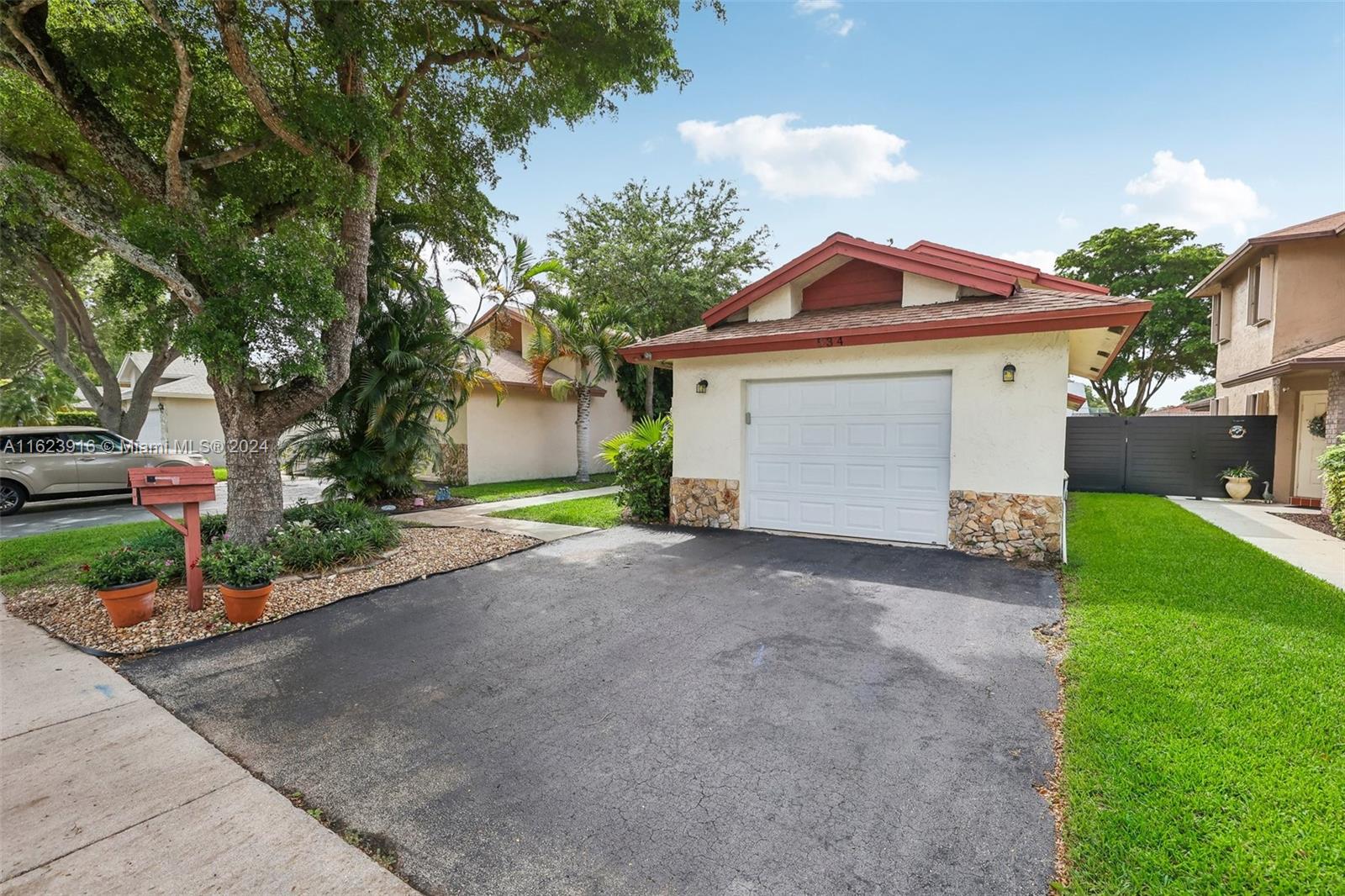 Lakeside Cir, Sunrise, FL 33326