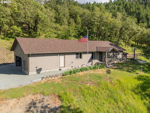 460 Huckleberry Mt Ln, Riddle, OR, 97469-9720 | Card Image