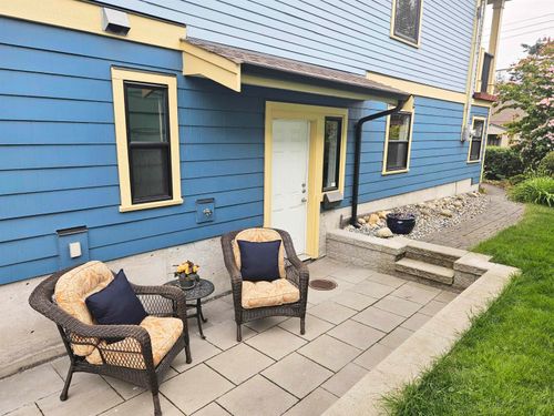 823 Edinburgh St, New Westminster, BC, V3M2V2 | Card Image