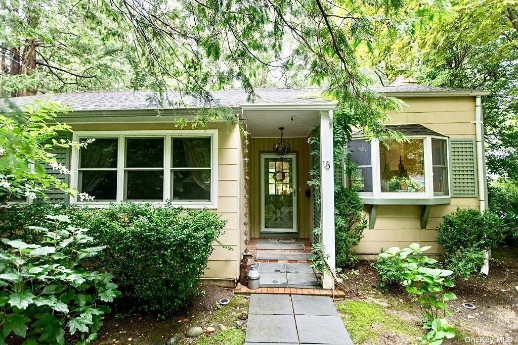 Horace Pl, Sea Cliff, NY 11579
