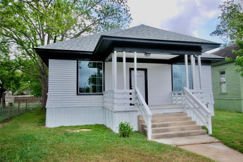 215 E Gonzales St, Yoakum, TX, 77995-3305 | Card Image