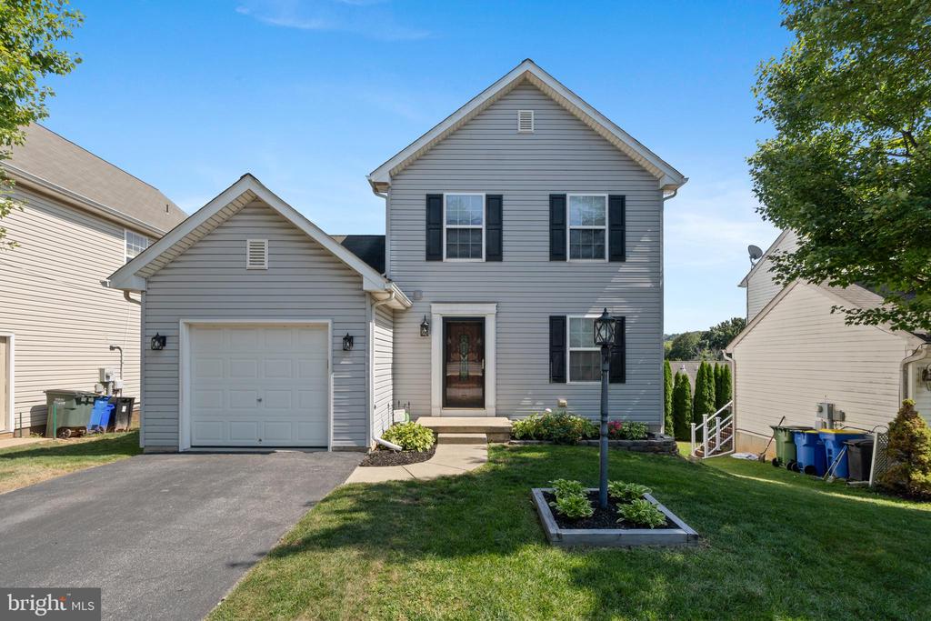 Azalea Ct, Manchester, PA 17345