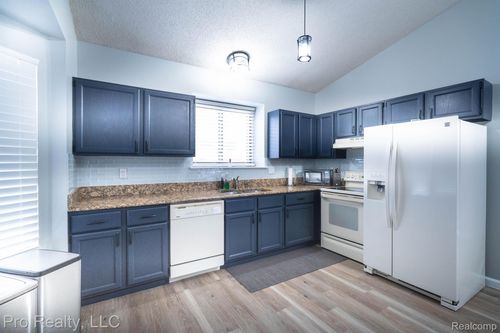 1071 Longfellow Dr, Canton, MI, 48187-5024 | Card Image