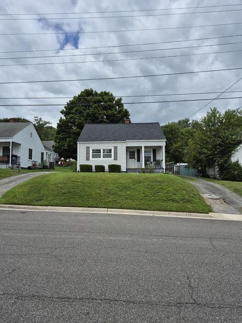 560 W Spiller St, Wytheville, VA, 24382-1852 | Card Image