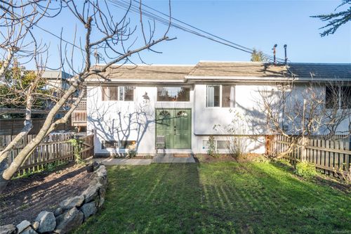 323 Masters Rd, Victoria, BC, V8S1C9 | Card Image