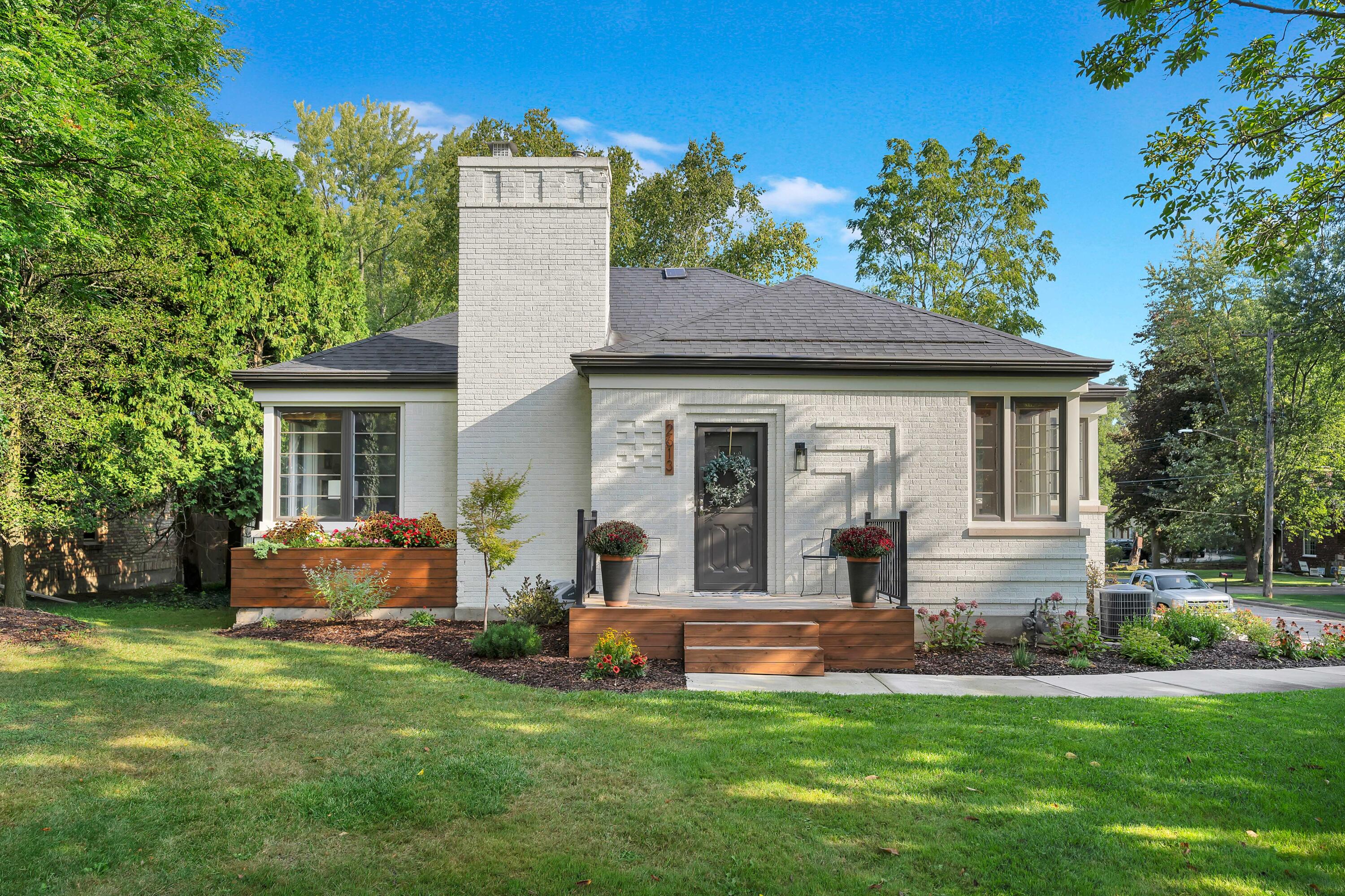 2613 Leonard Street Nw, For Sale in Grand Rapids Zoocasa