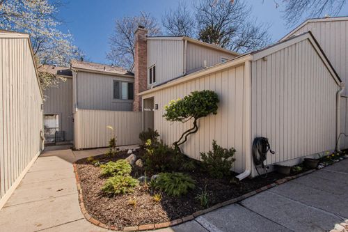 2204 Applewood Ct, Ann Arbor, MI, 48103-2304 | Card Image