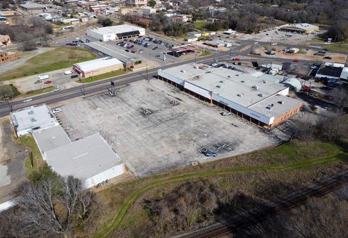 330 E Spring St, Palestine, TX, 75801-2911 | Card Image