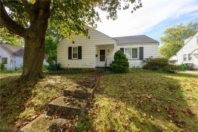 View of front of property with a front lawn | Image 1