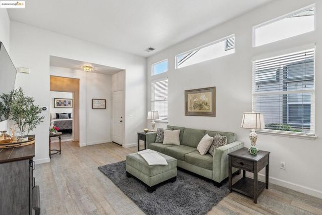 664 Prince Albert Way, Home with 2 bedrooms, 2 bathrooms and 1 parking in Brentwood CA | Image 15