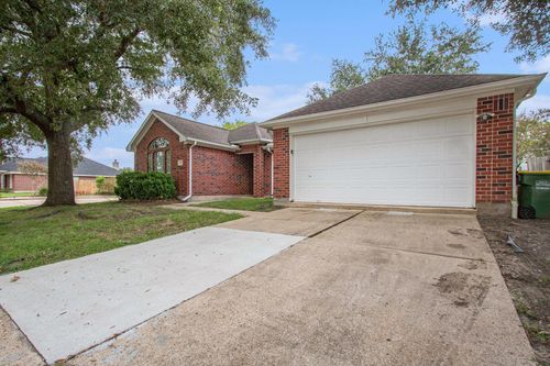 3530 Wellington Dr, Pearland, TX, 77584-2326 | Card Image