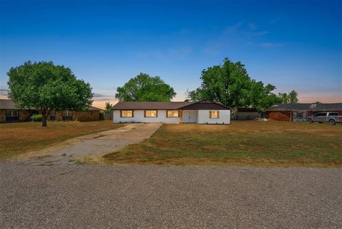 2024 E Robberts Ave, Kingfisher, OK, 73750-2832 | Card Image