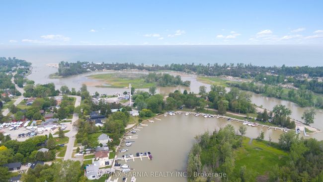 9934 Nipigon St, House other with 2 bedrooms, 2 bathrooms and 2 parking in Port Franks ON | Image 33