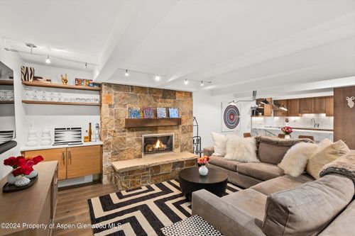 3d-124 W Hyman Ave, Aspen, CO, 81611-1716 | Card Image