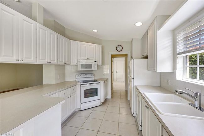 4255 Redonda Ln, Condo with 2 bedrooms, 2 bathrooms and 2 parking in NAPLES FL | Image 7