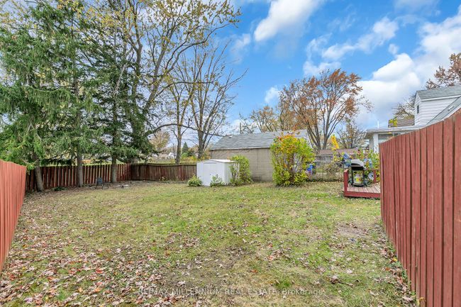 991 Parkview Ave, House other with 5 bedrooms, 2 bathrooms and 2 parking in Windsor ON | Image 24