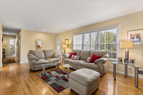 6 Sunny Ln, Bay Shore, NY, 11706-7617 | Card Image