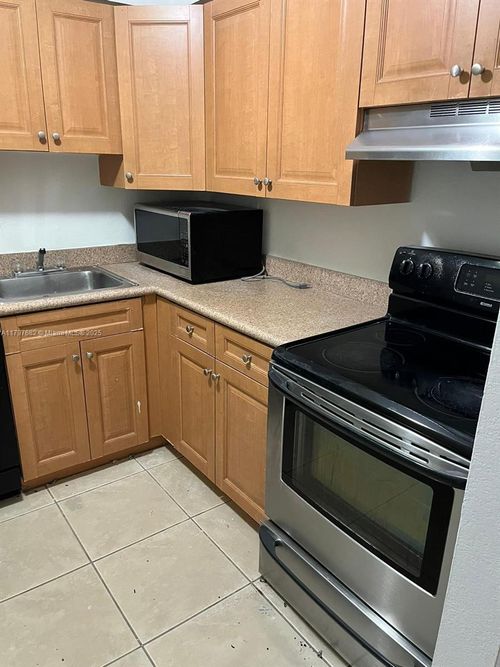 apt-302-5221 Geneva Way, Doral, FL, 33166-4622 | Card Image