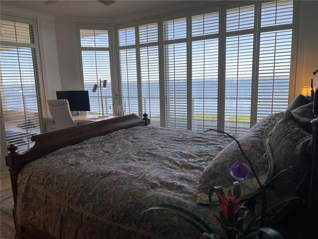 Plantation shutters, fluted casings and crown mouldings | Image 23