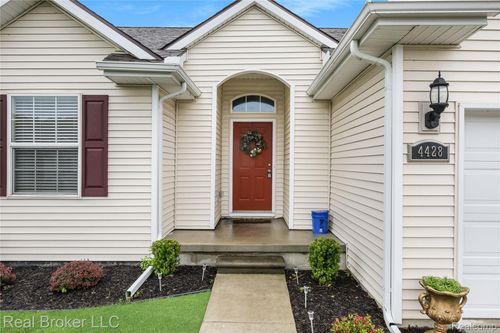 4428 Cross Creek Blvd, Burton, MI, 48509-1402 | Card Image