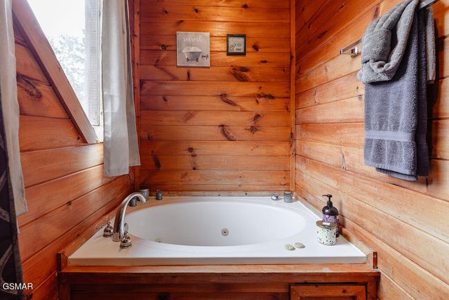 Jetted tub in the loft - Cabin 1 (ensuite) | Image 22