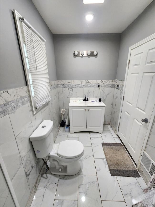 7) Bathroom - 2518 Thom St. Flint (2).jpg | Image 9