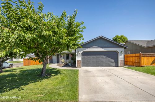 615 Arteaga Cir, Grandview, WA, 98930-8841 | Card Image