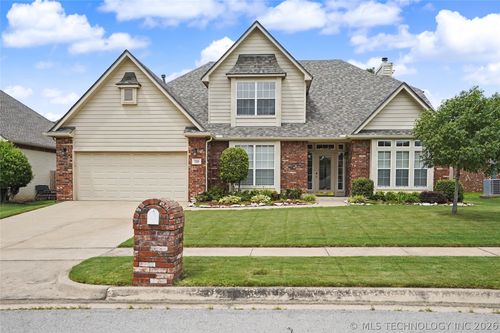 320 N Willow Ave, Broken Arrow, OK, 74012-8571 | Card Image