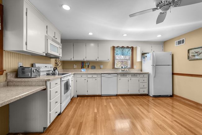 6 Garden St, House other with 3 bedrooms, 2 bathrooms and 3 parking in Woburn MA | Image 5