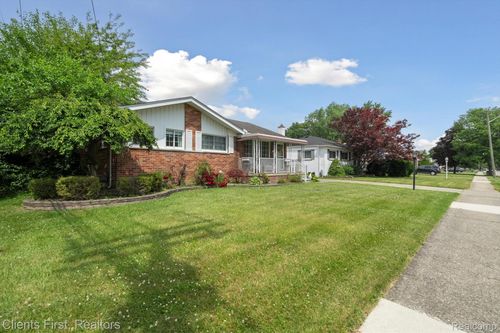 939 Deering St, Garden City, MI, 48135-3164 | Card Image