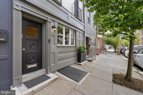 913 S 10th St, PHILADELPHIA, PA, 19147-3725 | Card Image