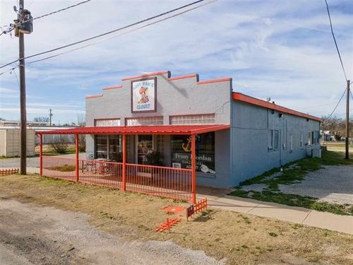315 N Bridge St, Henrietta, TX, 76365-2842 | Card Image