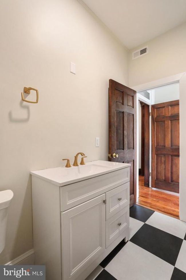 408 W King St, Home with 0 bedrooms, 4 bathrooms and null parking in MARTINSBURG WV | Image 54