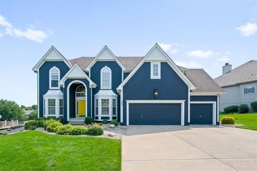 725 Sw Winterwalk Ln, Lee's Summit, MO, 64081-2677 | Card Image