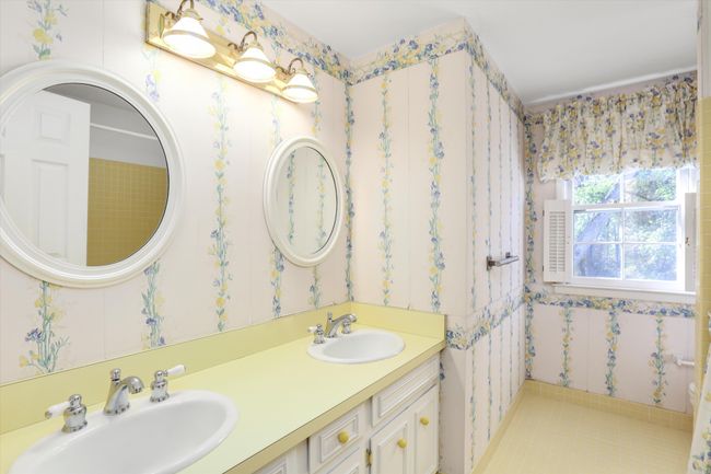 Full Upstairs Bathroom | Image 17