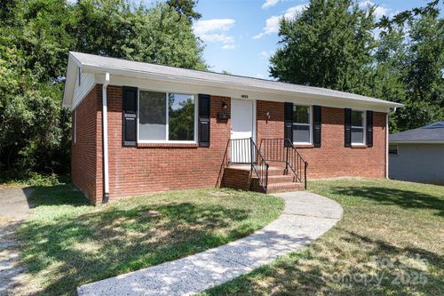 4023 Oak Forest Dr, Charlotte, NC, 28215-3846 | Card Image