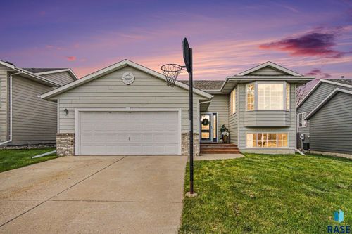 7004 W 51st St Street, Sioux Falls, SD, 57106 | Card Image
