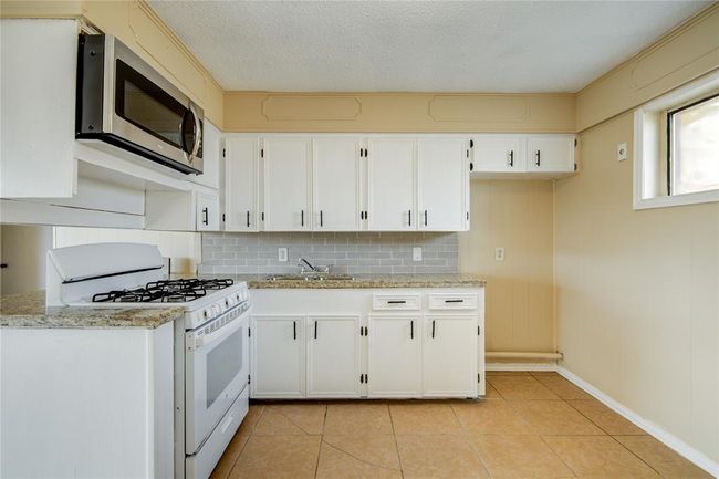 222 S Avenue G, House other with 4 bedrooms, 3 bathrooms and null parking in Freeport TX | Image 9